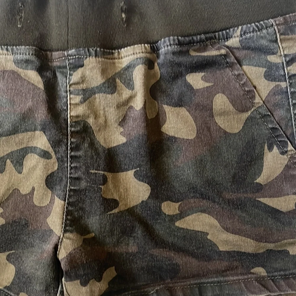 Camo Shorts - sz 11/12 - Picture 3 of 7